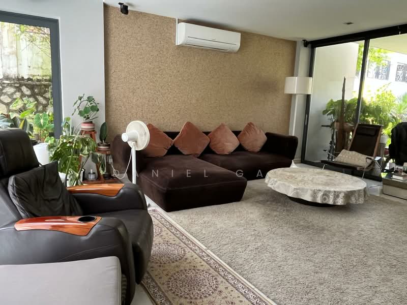 Jalan Rindu, , 5 Bedrooms, 3,800 sqft, Corner Terrace For Sale, by Daniel Gay, 500177557 - Huge Living Room - PropertyGuru.com.sg