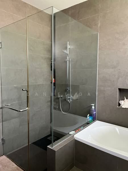 Jalan Rindu, , 5 Bedrooms, 3,800 sqft, Corner Terrace For Sale, by Daniel Gay, 500177557 - Master Bathroom - PropertyGuru.com.sg