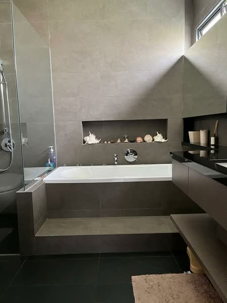 Jalan Rindu, , 5 Bedrooms, 3,800 sqft, Corner Terrace For Sale, by Daniel Gay, 500177557 - Master Bathroom - PropertyGuru.com.sg