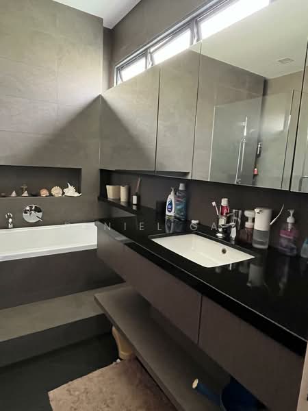 Jalan Rindu, , 5 Bedrooms, 3,800 sqft, Corner Terrace For Sale, by Daniel Gay, 500177557 - Master Bathroom - PropertyGuru.com.sg