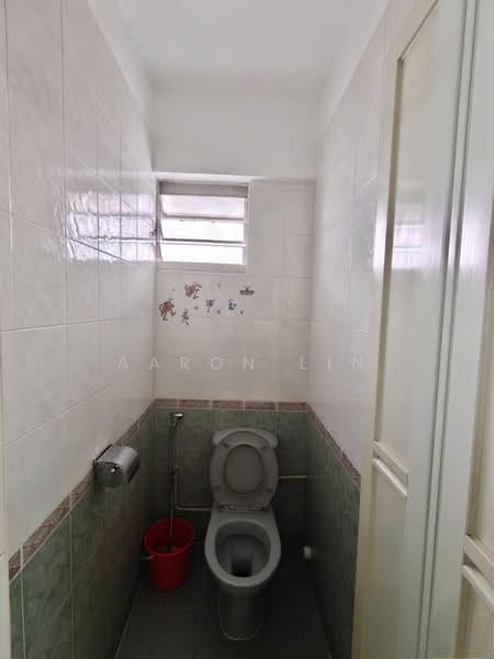 4 Lorong Lew Lian, 4 Lorong Lew Lian, 2 Bedrooms, 785 sqft, HDB Flat For Sale, by Aaron Lin, 500177588 - Bathroom - PropertyGuru.com.sg