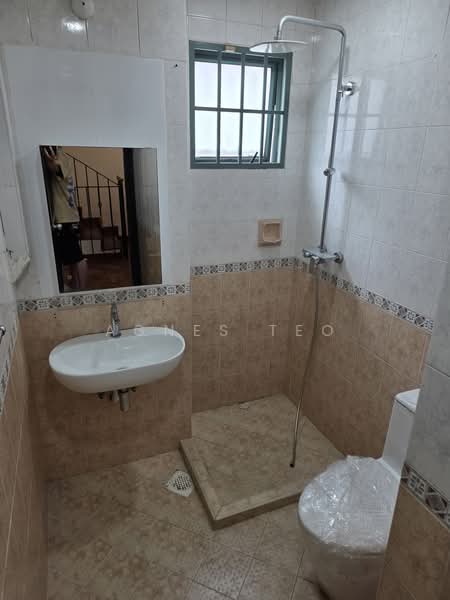 Westwood Park, Westwood Crescent, Room Rental, 250 sqft, Terraced House For Rent, by Agnes Teo, 500177608 - Bathroom - PropertyGuru.com.sg