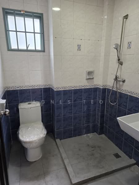 Westwood Park, Westwood Crescent, Room Rental, 250 sqft, Terraced House For Rent, by Agnes Teo, 500177608 - Bathroom - PropertyGuru.com.sg