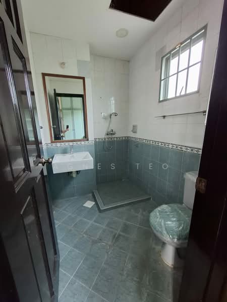 Westwood Park, Westwood Crescent, 4 Bedrooms, 3,000 sqft, Terraced House For Rent, by Agnes Teo, 500177640 - Bathroom - PropertyGuru.com.sg