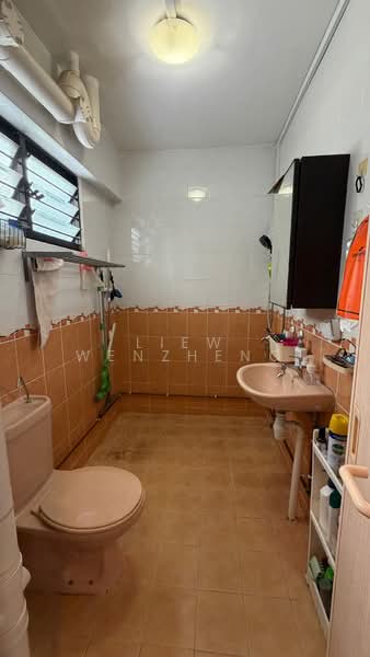 325 Jurong East Street 31, 325 Jurong East Street 31, 3 Bedrooms, 1,517 sqft, HDB Flat For Sale, by Liew Wenzheng, 500177646 - Bathroom - PropertyGuru.com.sg