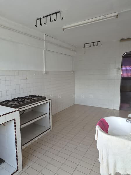 677 Hougang Avenue 8, 677 Hougang Avenue 8, 2 Bedrooms, 689 sqft, HDB Flat For Sale, by Lynn Png, 500177647 - Kitchen - PropertyGuru.com.sg