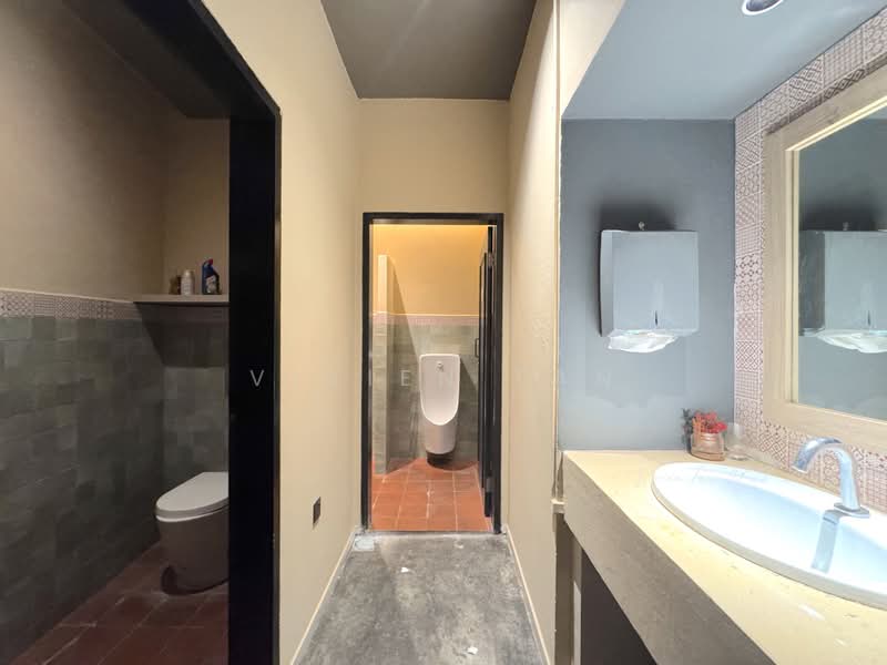 F&B Ground Floor Street Facing | No Takeover Fee, Craig Road/ Duxton Road/ Tras Street/ Tanjong Pagar, 1,450 sqft, Food & Beverage For Rent, by Vivien Tan, 500177679 - Bathroom - CommercialGuru.com.sg