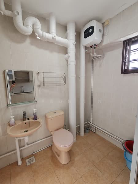 121A Kim Tian Place, 121A Kim Tian Place, 3 Bedrooms, 1,087 sqft, HDB Flat For Sale, by Aaron Lin, 500177751 - Bathroom - PropertyGuru.com.sg