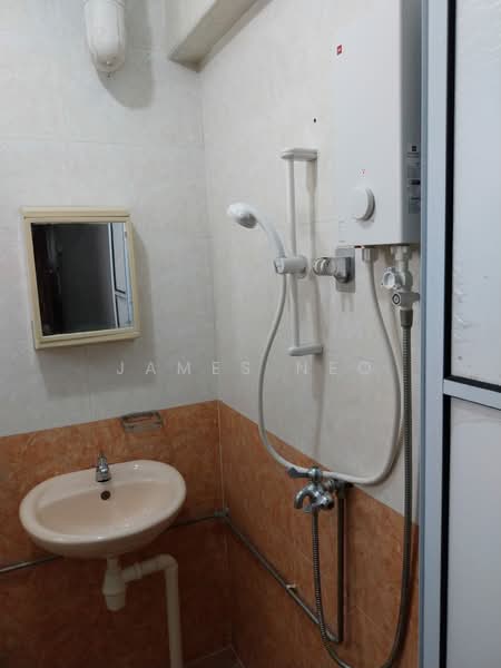 243 Jurong East Street 24, 243 Jurong East Street 24, 2 Bedrooms, 646 sqft, HDB Flat For Sale, by James Neo, 500177797 - Bathroom - PropertyGuru.com.sg