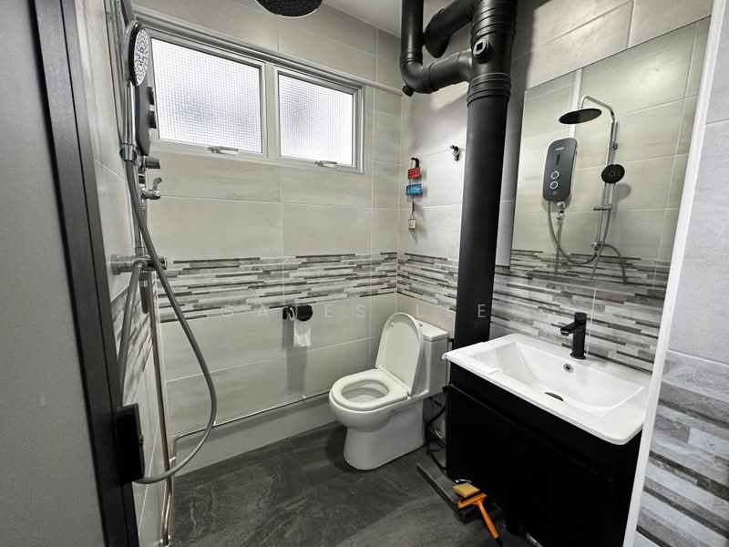 155 Hougang Street 11, 155 Hougang Street 11, 3 Bedrooms, 980 sqft, HDB Flat For Sale, by Gates Lee, 500177859 - Bathroom - PropertyGuru.com.sg