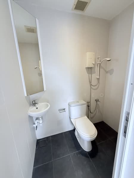 Bartley road, eden grove, sunshine terrace, walk to Woodleigh mrt, Bartley road, eden grove, sunshine terrace, 2 Bedrooms, 1,469 sqft, Terraced House For Rent, by Anthea Yeo 杨丽娇, 500177882 - Bathroom - PropertyGuru.com.sg
