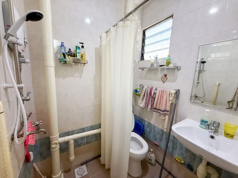 640 Ang Mo Kio Avenue 6, 640 Ang Mo Kio Avenue 6, 3 Bedrooms, 980 sqft, HDB Flat For Sale, by Eunice Chong, 500177900 - Bathroom - PropertyGuru.com.sg