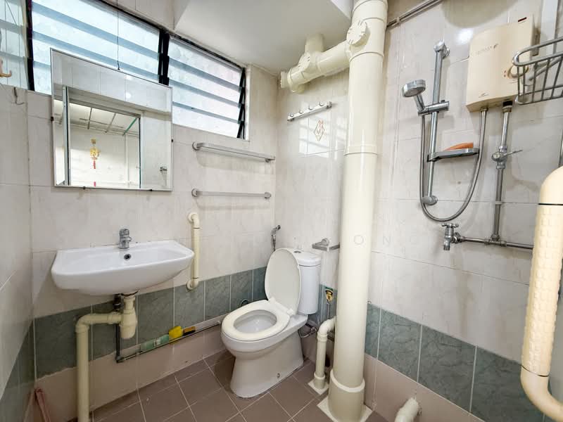 640 Ang Mo Kio Avenue 6, 640 Ang Mo Kio Avenue 6, 3 Bedrooms, 980 sqft, HDB Flat For Sale, by Eunice Chong, 500177900 - Bathroom - PropertyGuru.com.sg