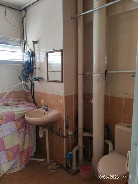 559 Jurong West Street 42, 559 Jurong West Street 42, 3 Bedrooms, 1,496 sqft, HDB Flat For Rent, by Ron Lim, 500177906 - Bathroom - PropertyGuru.com.sg
