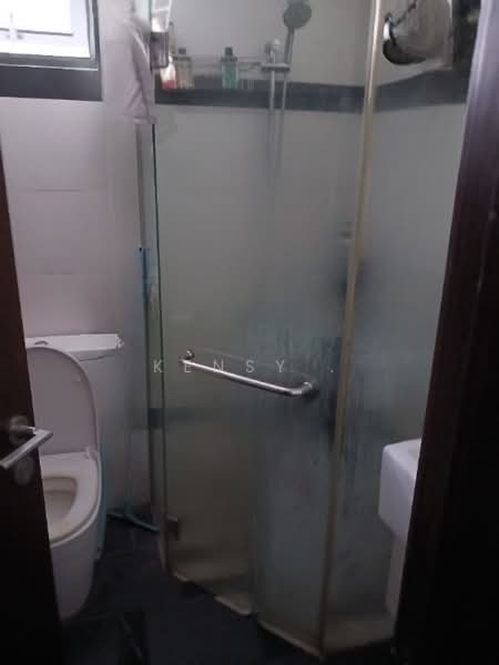 Symphony Suites, 1 Yishun Close, 4 Bedrooms, 1,023 sqft, Condominium For Sale, by Kensy ., 500177930 - Bathroom - PropertyGuru.com.sg