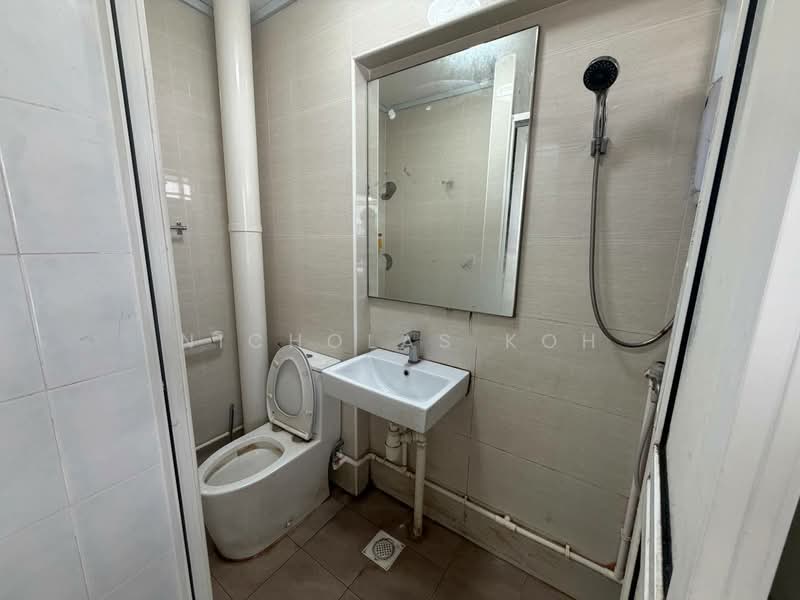 723 Jurong West Avenue 5, 723 Jurong West Avenue 5, 3 Bedrooms, 1,119 sqft, HDB Flat For Sale, by Nicholas Koh, 500177935 - Bathroom - PropertyGuru.com.sg