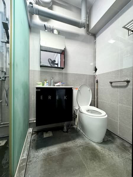 668D Jurong West Street 64, 668D Jurong West Street 64, 3 Bedrooms, 915 sqft, HDB Flat For Sale, by Derek Tay, 500177937 - Master Ensuite Bathroom - PropertyGuru.com.sg