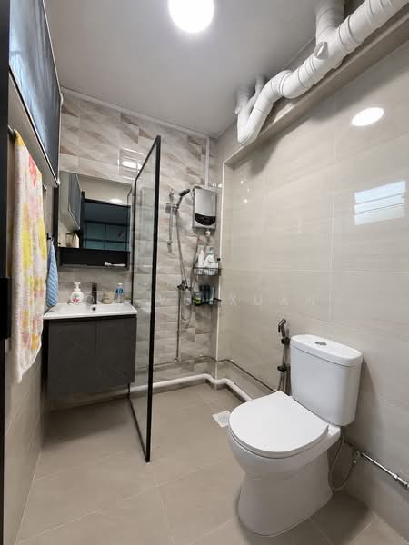 129 Simei Street 1, 129 Simei Street 1, 3 Bedrooms, 904 sqft, HDB Flat For Sale, by Oh Yu Xuan, 500178014 - Master Bathroom - PropertyGuru.com.sg