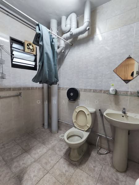 628 Jurong West Street 65, 628 Jurong West Street 65, 4 Bedrooms, 1,400 sqft, HDB Flat For Rent, by Gina Tng, 500178017 - Bathroom - PropertyGuru.com.sg