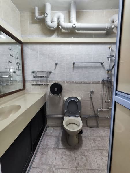 628 Jurong West Street 65, 628 Jurong West Street 65, 4 Bedrooms, 1,400 sqft, HDB Flat For Rent, by Gina Tng, 500178017 - Bathroom - PropertyGuru.com.sg