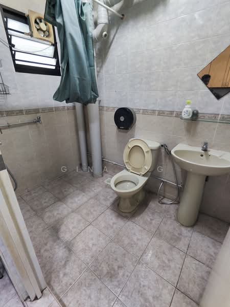 628 Jurong West Street 65, 628 Jurong West Street 65, 4 Bedrooms, 1,400 sqft, HDB Flat For Rent, by Gina Tng, 500178017 - Bathroom - PropertyGuru.com.sg