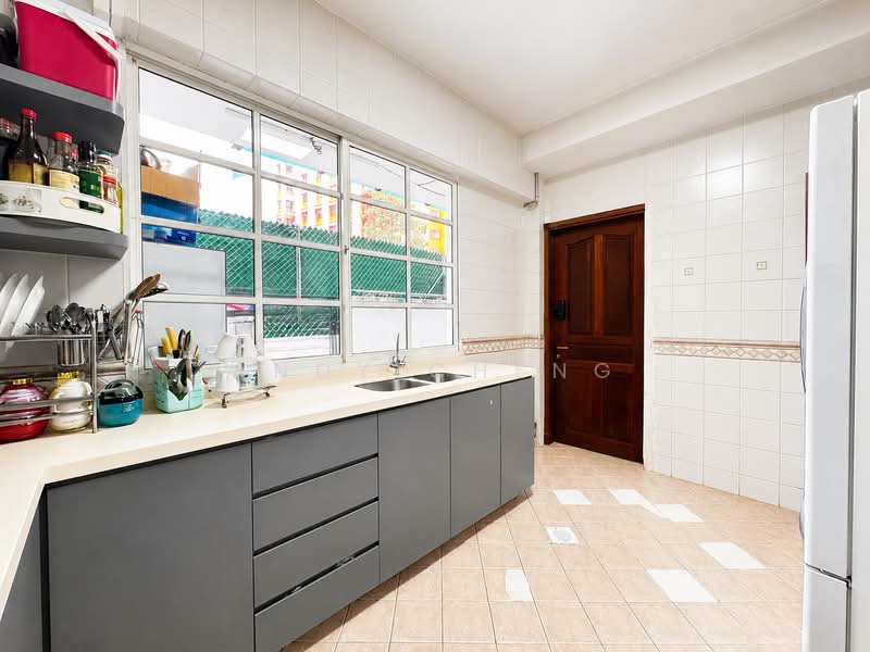 โ
๐๐ฎ๐ป๐ฑ๐ฒ๐ฑ ๐๐
๐ฐ๐ฒ๐น๐น๐ฒ๐ป๐ฐ๐ฒ โ
Rare Spacious Semi-Detached Situated Near Rivervale Mall, St Anne's Wood / Saint Anne's Wood, 6 Bedrooms, 2,875 sqft, Semi-Detached House For Sale, by Andy Cheng, 500178029 - Kitchen - PropertyGuru.com.sg