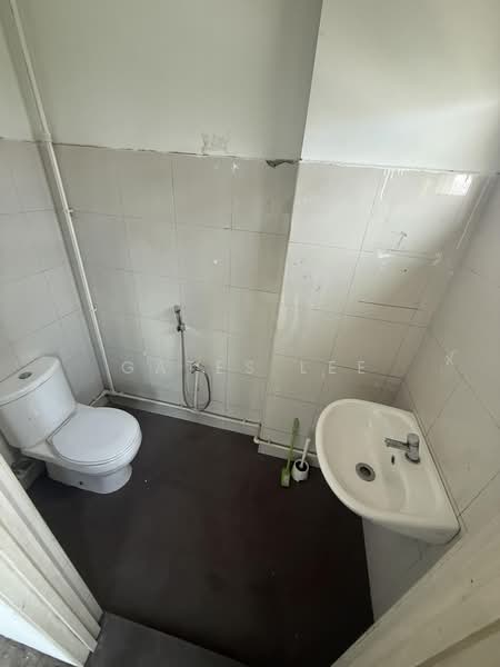Pioneer Point, 5 Soon Lee Street, 985 sqft, Factory / Workshop (B2) For Sale, by Gates Lee, 500178031 - Bathroom - CommercialGuru.com.sg