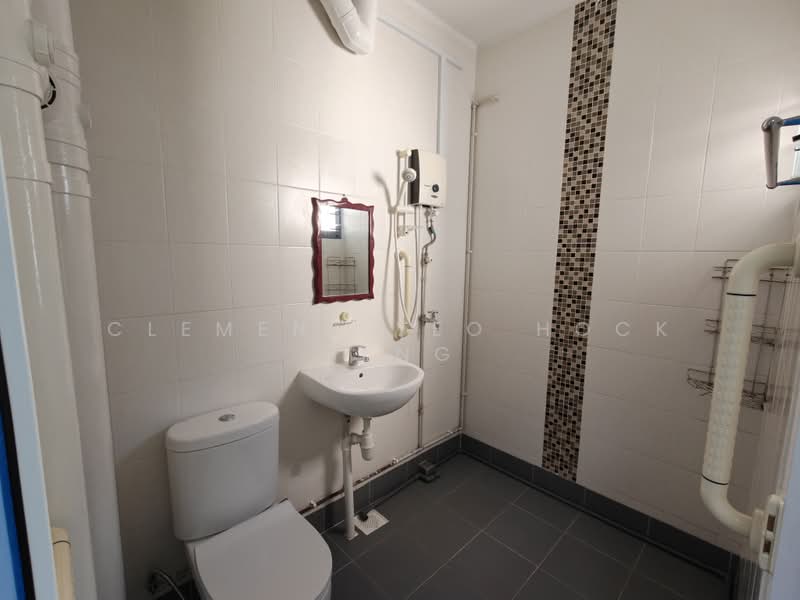 446 Tampines Street 42, 446 Tampines Street 42, 2 Bedrooms, 786 sqft, HDB Flat For Rent, by Clement Yeo Hock Seng, 500178063 - Bathroom - PropertyGuru.com.sg