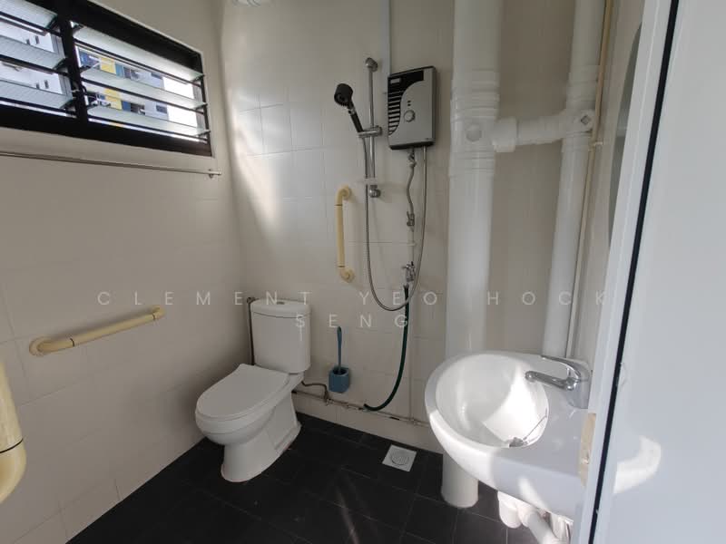 446 Tampines Street 42, 446 Tampines Street 42, 2 Bedrooms, 786 sqft, HDB Flat For Rent, by Clement Yeo Hock Seng, 500178063 - Bathroom - PropertyGuru.com.sg
