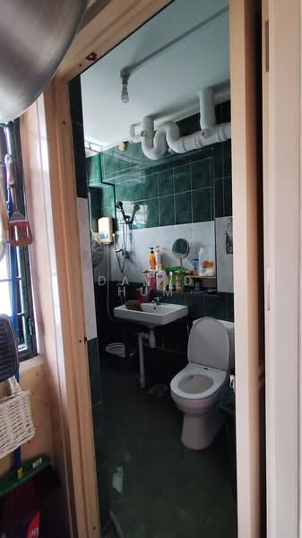 247 Pasir Ris Street 21, 247 Pasir Ris Street 21, 4 Bedrooms, 1,604 sqft, HDB Flat For Sale, by David Hum, 500178101 - Bathroom - PropertyGuru.com.sg