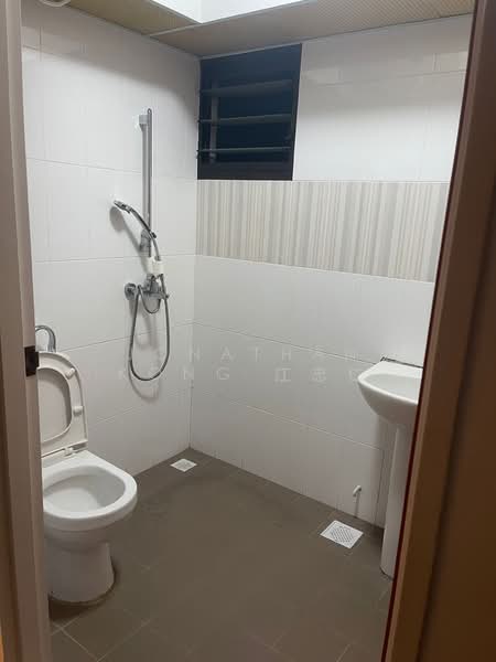 263 Toa Payoh Apex, 263 Toa Payoh East, 2 Bedrooms, 732 sqft, HDB Flat For Rent, by Jonathan Kong 江忠仁, 500178144 - Bathroom - PropertyGuru.com.sg