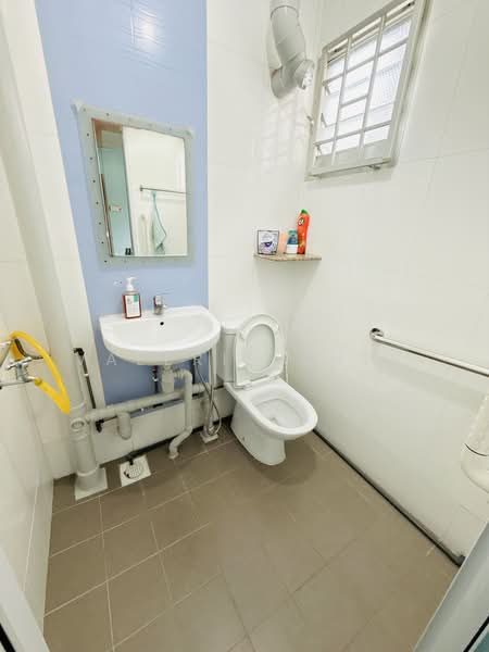 157 Ang Mo Kio Avenue 4, 157 Ang Mo Kio Avenue 4, Room Rental, 200 sqft, HDB Flat For Rent, by Valerie Quek, 500178186 - Bathroom - PropertyGuru.com.sg