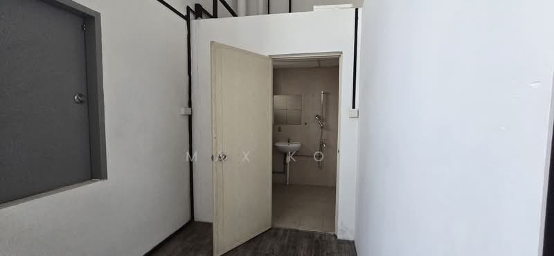 Oxley BizHub, 61 Ubi Road 1, 1,916 sqft, Light Industrial (B1) For Rent, by Max Koh, 500178192 - Bathroom - CommercialGuru.com.sg