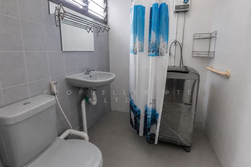 263 Tampines Street 21, 263 Tampines Street 21, 3 Bedrooms, 1,130 sqft, HDB Flat For Sale, by Aileen Chew, 500178201 - Bathroom - PropertyGuru.com.sg