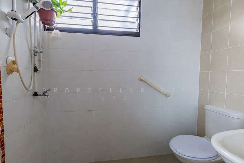 263 Tampines Street 21, 263 Tampines Street 21, 3 Bedrooms, 1,130 sqft, HDB Flat For Sale, by Aileen Chew, 500178201 - Bathroom - PropertyGuru.com.sg