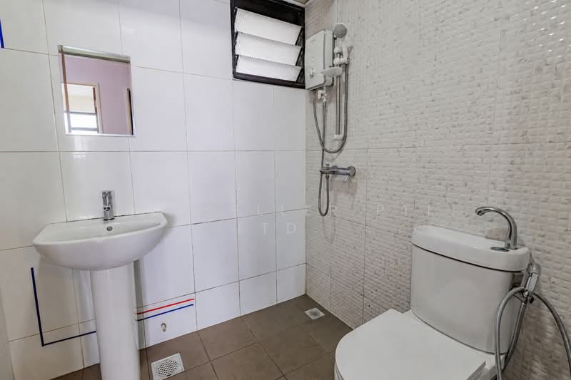 996A Buangkok Crescent, 996A Buangkok Crescent, 3 Bedrooms, 1,001 sqft, HDB Flat For Sale, by Khai Yuen Hong, 500178205 - Bathroom - PropertyGuru.com.sg