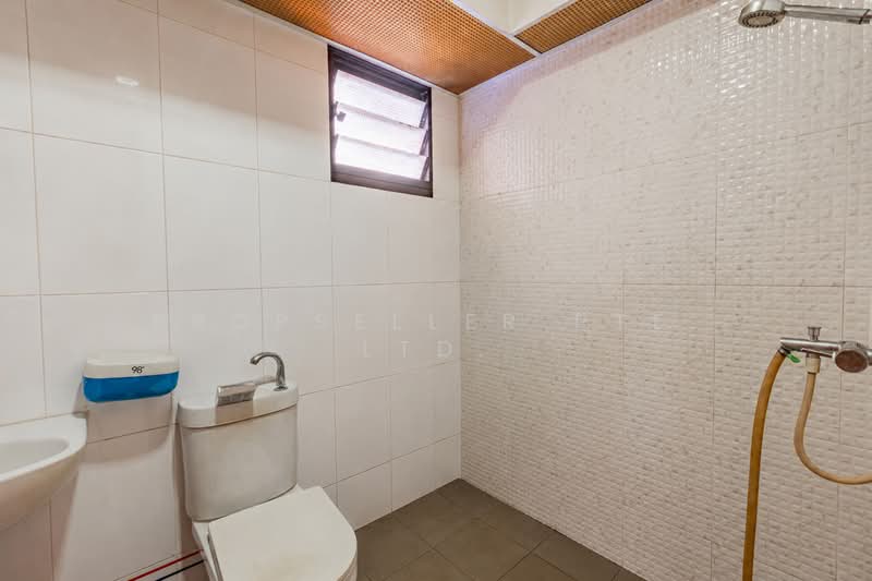 996A Buangkok Crescent, 996A Buangkok Crescent, 3 Bedrooms, 1,001 sqft, HDB Flat For Sale, by Khai Yuen Hong, 500178205 - Bathroom - PropertyGuru.com.sg