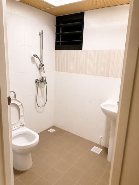 263 Toa Payoh Apex, 263 Toa Payoh East, 2 Bedrooms, 732 sqft, HDB Flat For Rent, by June Ling, 500178231 - Bathroom - PropertyGuru.com.sg