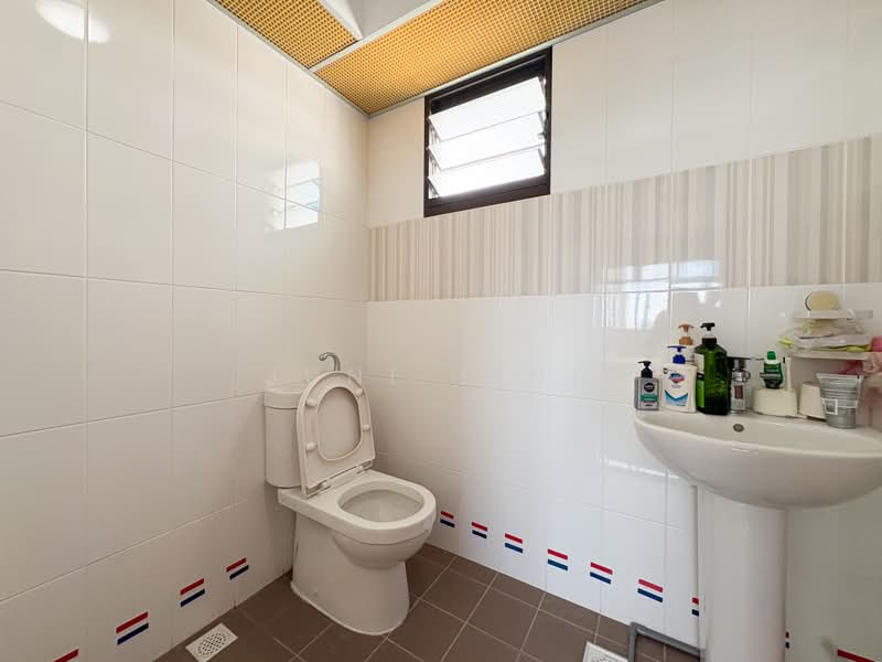 263 Toa Payoh Apex, 263 Toa Payoh East, 2 Bedrooms, 732 sqft, HDB Flat For Rent, by June Ling, 500178231 - Bathroom - PropertyGuru.com.sg