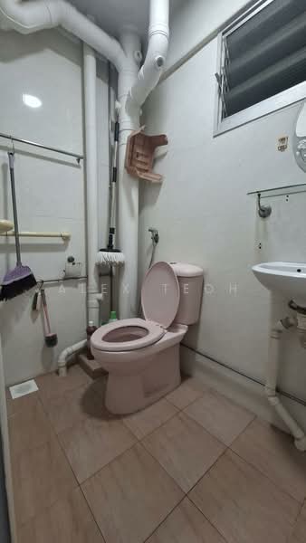 323 Bukit Batok Street 33, 323 Bukit Batok Street 33, Room Rental, 100 sqft, HDB Flat For Rent, by Alex Teoh, 500178263 - Bathroom - PropertyGuru.com.sg