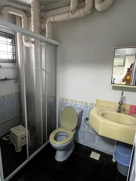 76A Redhill Road, 76A Redhill Road, 3 Bedrooms, 1,250 sqft, HDB Flat For Rent, by Zou Hui, 500178272 - Bathroom - PropertyGuru.com.sg