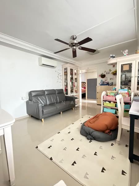 233 Serangoon Avenue 3, 233 Serangoon Avenue 3, 3 Bedrooms, 904 sqft, HDB Flat For Sale, by Melina Yap, 500178277 - Living Room - PropertyGuru.com.sg