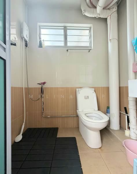 233 Serangoon Avenue 3, 233 Serangoon Avenue 3, 3 Bedrooms, 904 sqft, HDB Flat For Sale, by Melina Yap, 500178277 - Bathroom - PropertyGuru.com.sg