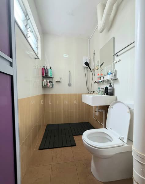 233 Serangoon Avenue 3, 233 Serangoon Avenue 3, 3 Bedrooms, 904 sqft, HDB Flat For Sale, by Melina Yap, 500178277 - Bathroom - PropertyGuru.com.sg