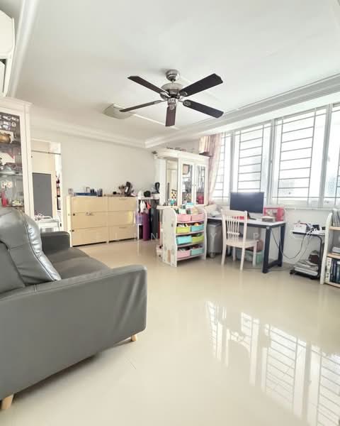 233 Serangoon Avenue 3, 233 Serangoon Avenue 3, 3 Bedrooms, 904 sqft, HDB Flat For Sale, by Melina Yap, 500178277 - Living Room - PropertyGuru.com.sg