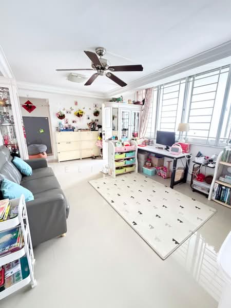 233 Serangoon Avenue 3, 233 Serangoon Avenue 3, 3 Bedrooms, 904 sqft, HDB Flat For Sale, by Melina Yap, 500178277 - Living Room - PropertyGuru.com.sg
