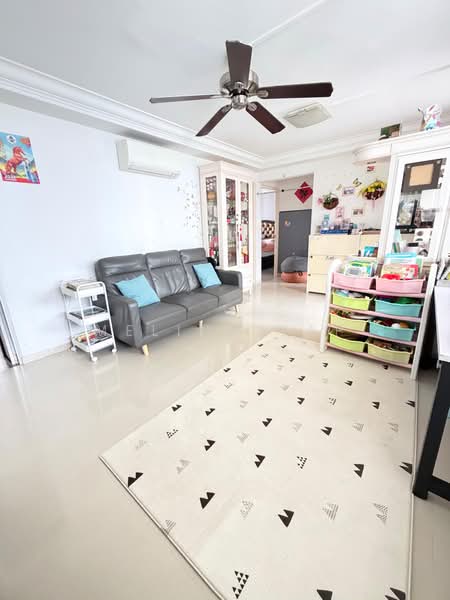 233 Serangoon Avenue 3, 233 Serangoon Avenue 3, 3 Bedrooms, 904 sqft, HDB Flat For Sale, by Melina Yap, 500178277 - Living Room - PropertyGuru.com.sg