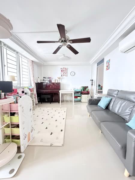233 Serangoon Avenue 3, 233 Serangoon Avenue 3, 3 Bedrooms, 904 sqft, HDB Flat For Sale, by Melina Yap, 500178277 - Living Room - PropertyGuru.com.sg