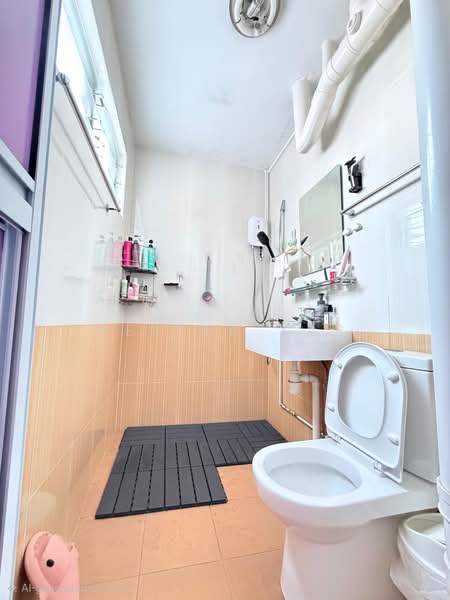 233 Serangoon Avenue 3, 233 Serangoon Avenue 3, 3 Bedrooms, 904 sqft, HDB Flat For Sale, by Melina Yap, 500178277 - Bathroom - PropertyGuru.com.sg
