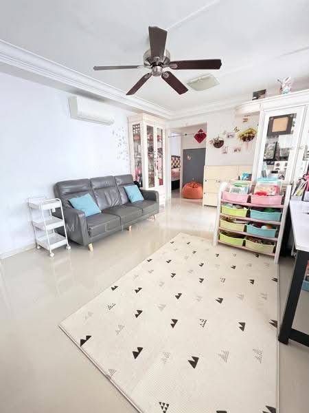 233 Serangoon Avenue 3, 233 Serangoon Avenue 3, Hougang / Punggol / Sengkang, 3 Bedrooms, 904 sqft, HDB Flat For Sale, by Melina Yap, 500178277 - Living Room - PropertyGuru.com.sg